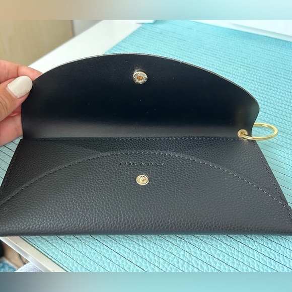 Lark & Ives women’s black envelope crossbody body bag wallet wristlet clutch - Picture 6 of 9